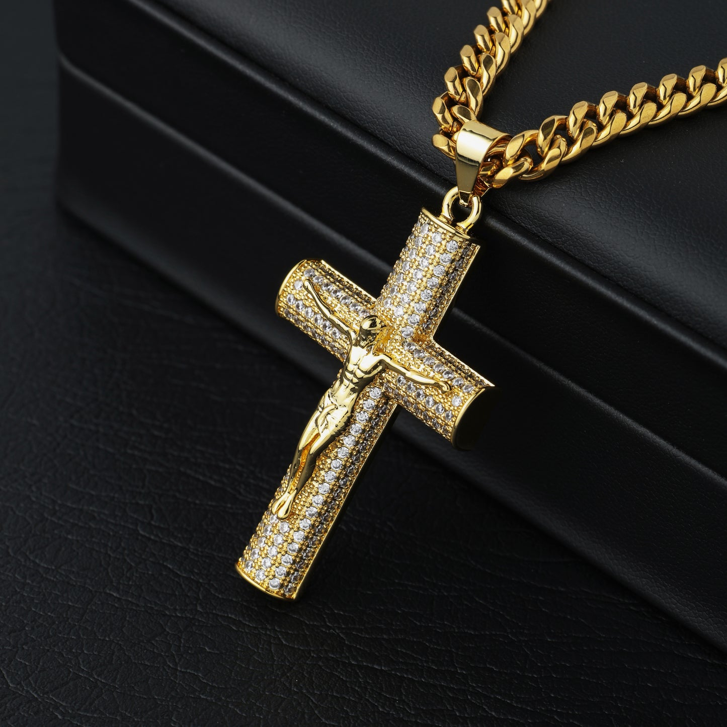 不褪色 14K 镀金古巴费加罗链,带耶稣基督十字架,24 英寸长,6 毫米宽